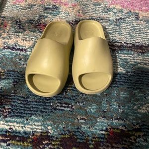 Kids Yeezy slides size 11k